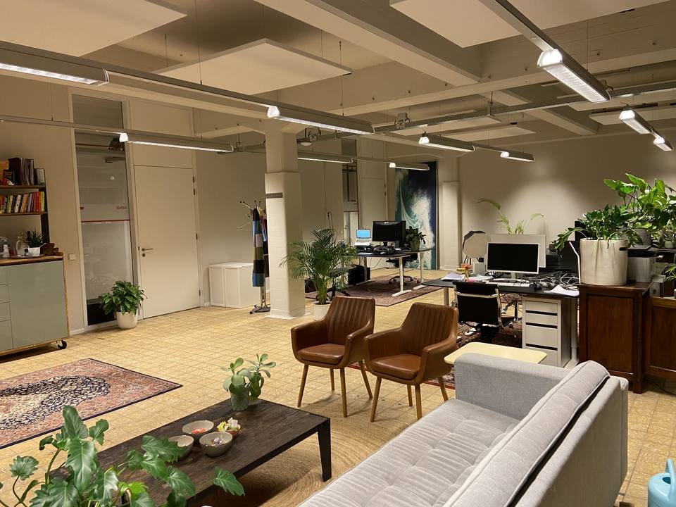 Werkvloer met bureaus en groene planten in 's-Hertogenbosch