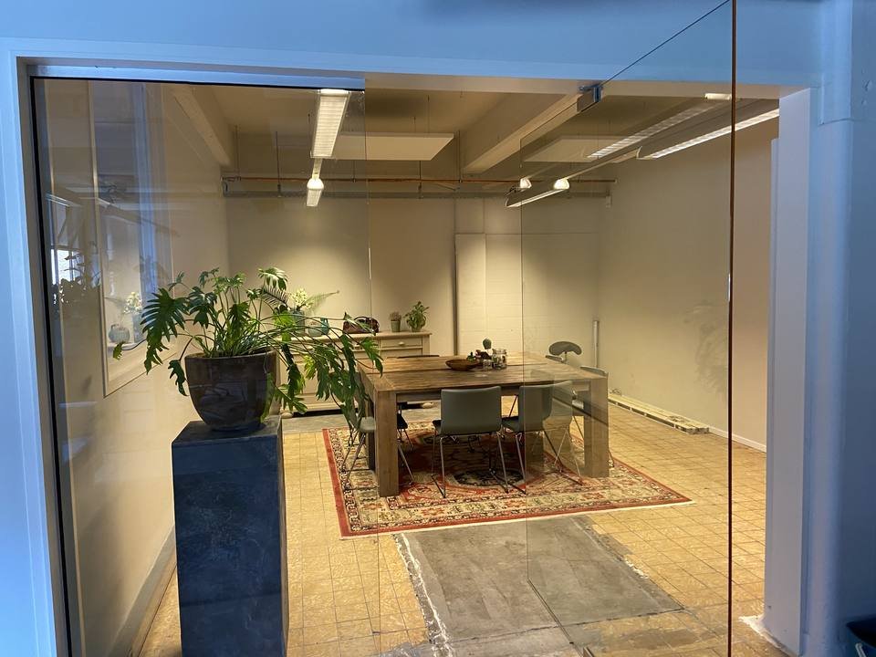 Vergaderruimte met lange tafel en daglicht